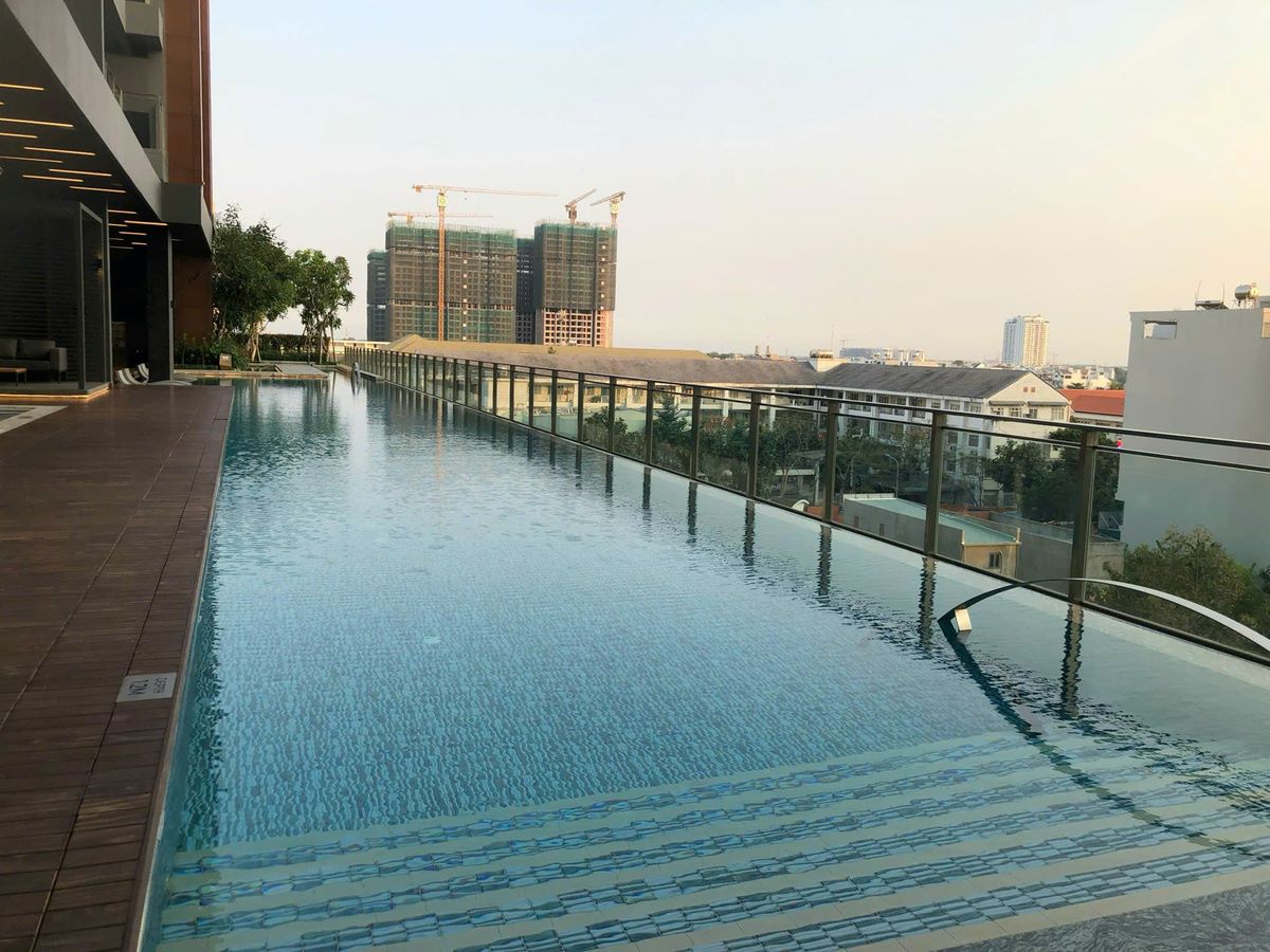 ban công rộng rãi với hồ bơi riêng